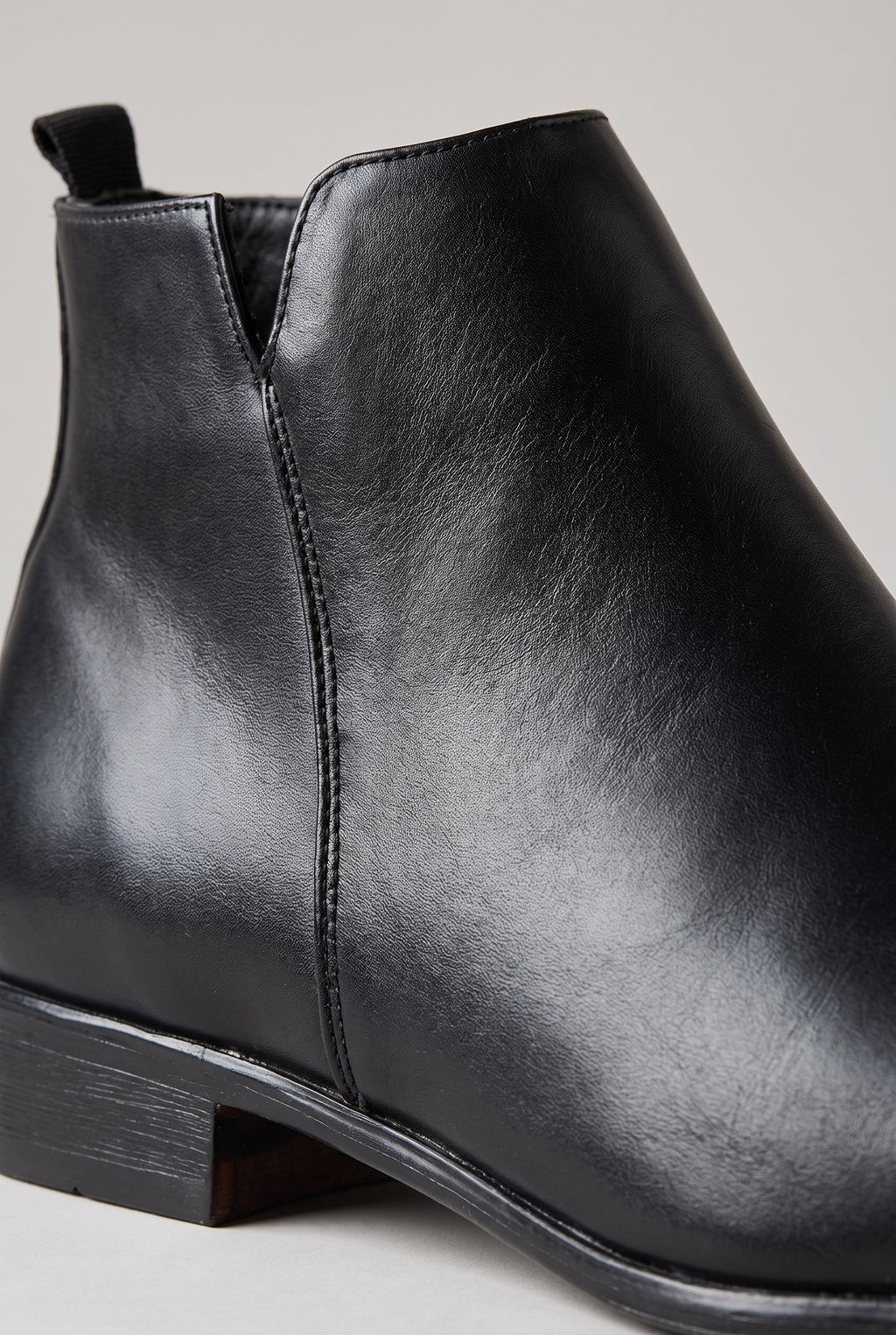 Men's Sleek Leather Chelsea Boots - detail closeup