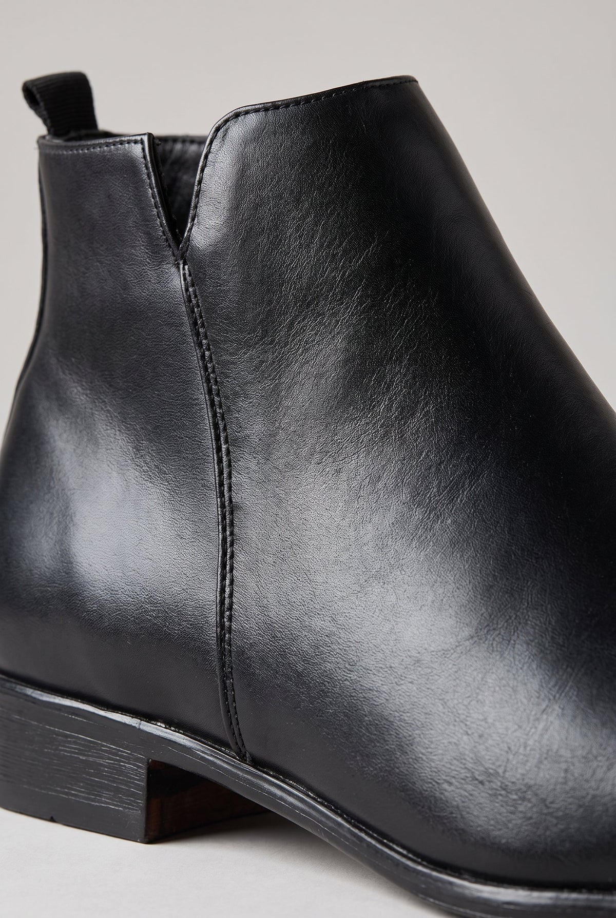 Men's Sleek Leather Chelsea Boots - detail closeup